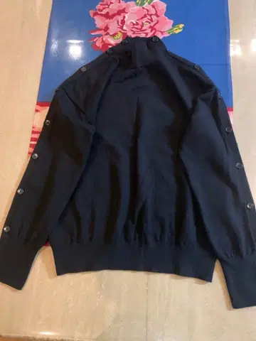 르쉘블루 블랙 버튼 하이넥 니트