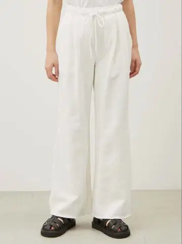 Mila Owen 루스핏 턱 와이드 스웨트 팬츠