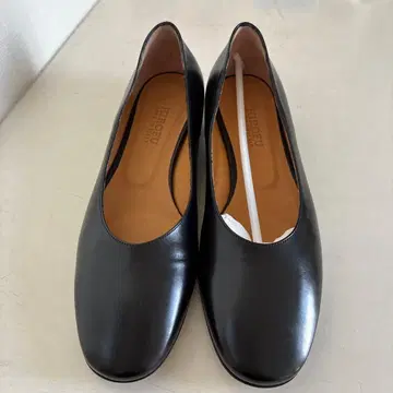 HIROFU 블랙 가죽 플랫 펌프스