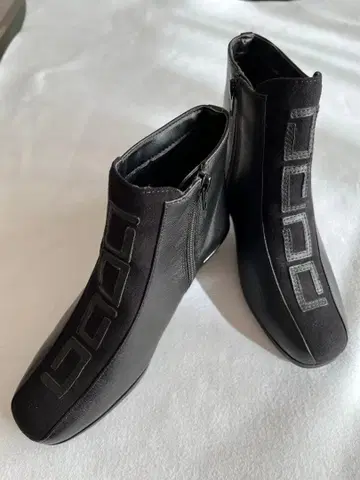 지퍼 달린 블랙 부츠