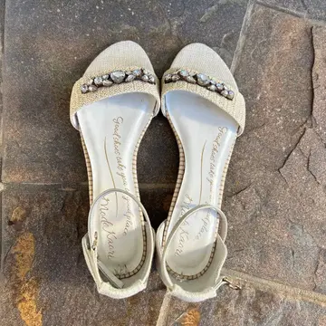 비쥬가 달린 아이보리 샌들