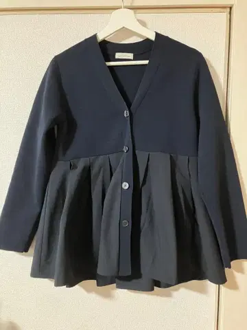 이번 시즌 도킹 페플럼 V넥 니트 가디건