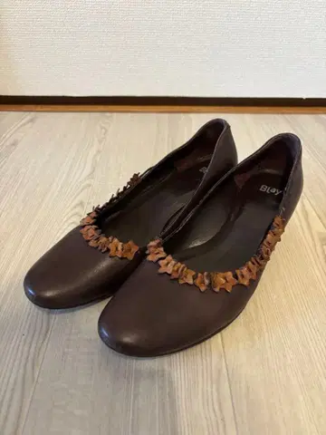 다크 브라운 작은 꽃 디자인 펌프스