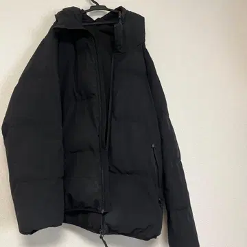 후드 부착 블랙 다운 자켓