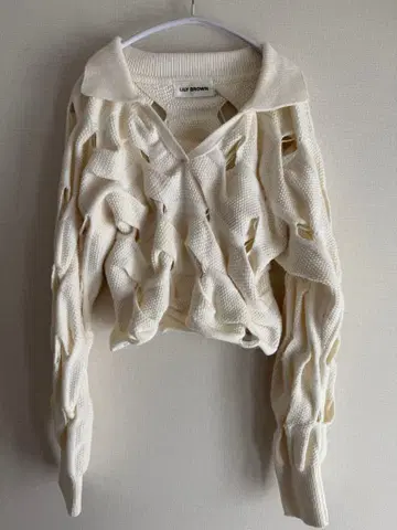 LILY BROWN 아이보리 컷 아웃 니트