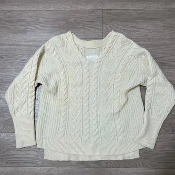 The Virginia 케이블 짜임 긴팔 니트 스웨터