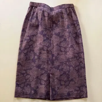 보라색 꽃무늬 타이트 스커트