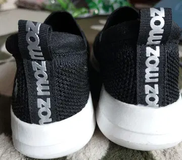 블랙 컬러 메쉬 슬립온 스니커즈