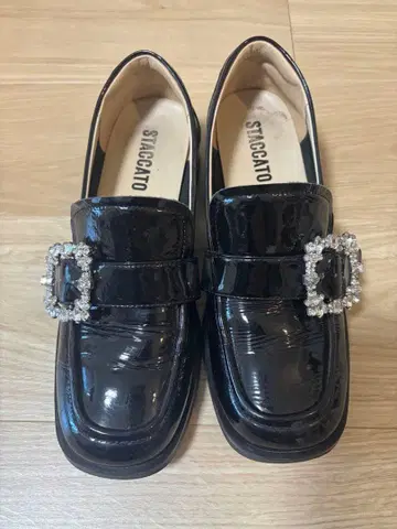 STACCATO 비쥬 포함 블랙 로퍼