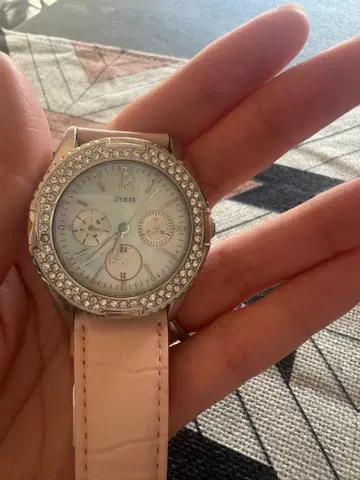 GUESS 핑크 가죽 아날로그 손목시계