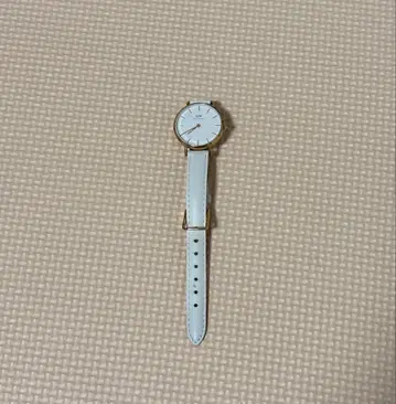 DW 화이트 가죽 아날로그 손목시계