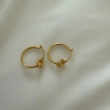 골드 낫 디자인 후프 귀걸이 Knot Loop Pierce