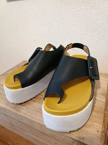 GVGV 사용 1회 33000엔 개성있는 통굽 샌들 일본인 아트 디자이너