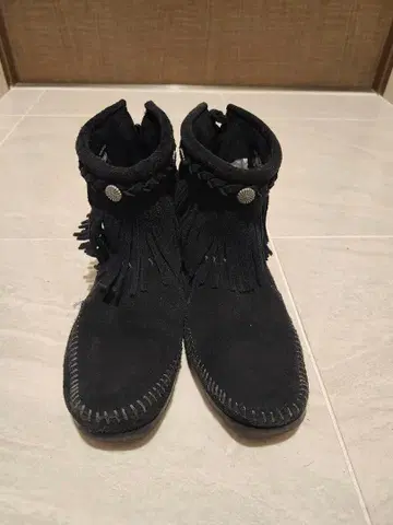 미네통카 블랙 프린지 부츠