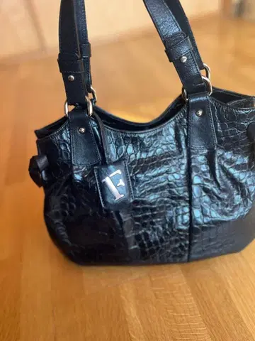 플라우 크로커다일풍 블랙 가죽 핸드백