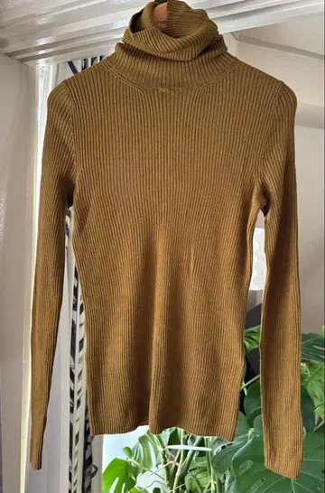 카키 리브 터틀넥 스웨터 투모로우랜드