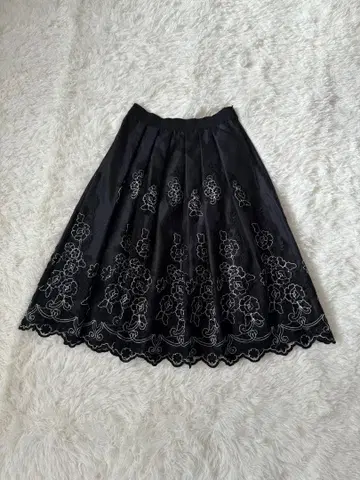 새상품급 아나이 스커트 플리츠 블랙 꽃무늬 자수