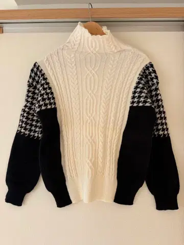 하이넥 케이블 니트 스웨터