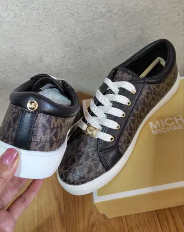 MICHAEL KORS 로고 스니커즈 브라운/블랙