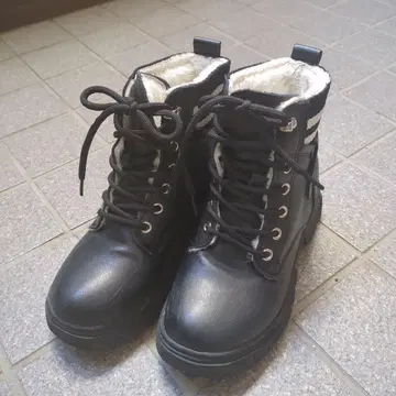 퍼 달린 블랙 하이컷 부츠