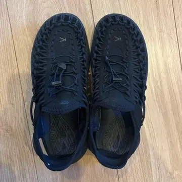 KEEN UNEEK 킨 샌들 블랙