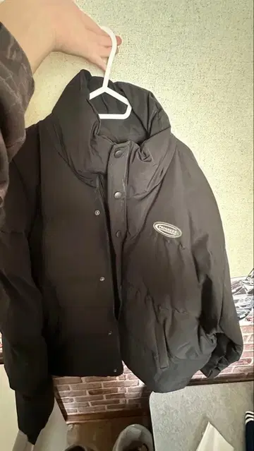 블랙 후드 부착 다운 자켓