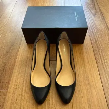 유나이티드 애로우즈 블랙 가죽 하이힐