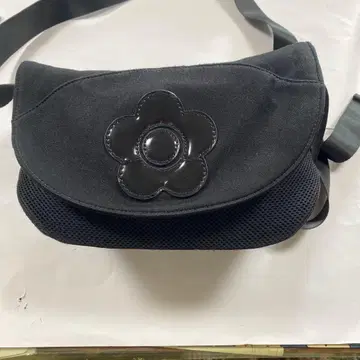 마리크 플라워 모티브 블랙 숄더백