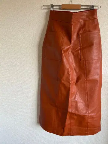 [ moussy ] 오렌지 가죽 타이트 스커트