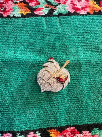 잎 모양 크리스탈 브로치