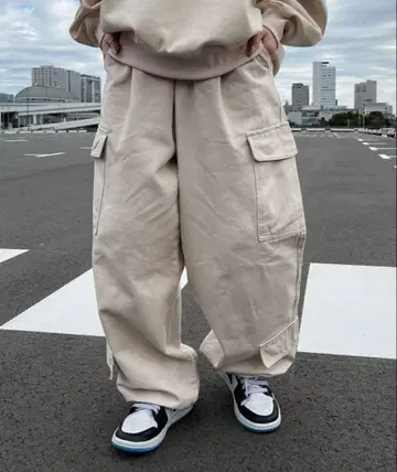 아이보리 카고 팬츠 sedacle 161cm 모델 착용