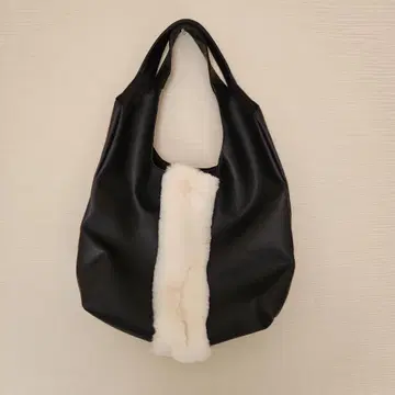 퍼 달린 블랙 숄더백