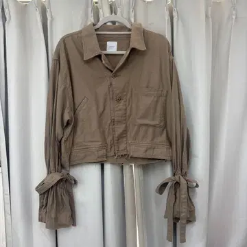 AMERI 베이지 크롭 자켓 리본 포함