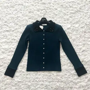 [ 미사용 새상품 ] 르네 니트 카라 부착 34 펄 버튼 가디건