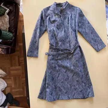 블루 계열 잎 패턴 긴팔 무릎 기장 원피스 벨트 포함