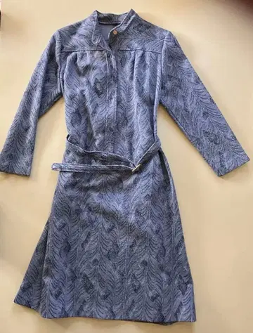 블루 계열 잎 패턴 긴팔 무릎 기장 원피스 벨트 포함