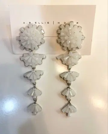 [거의 미사용] A.B.ELLIE 화이트 플라워 귀걸이