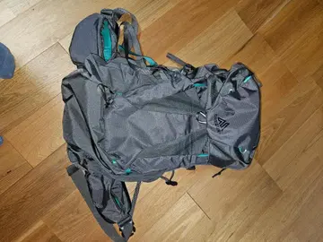 하이킹용 백팩 그레이 메쉬 패널 포함