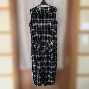 슬리브리스 롱 원피스 블랙과 화이트 체크 무늬