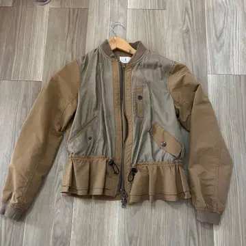 프릴 밑단 베이지 집업 자켓