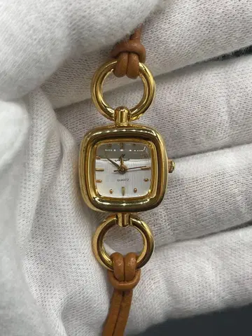 골드 스퀘어 쿼츠 손목시계