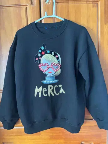 블랙 맨투맨 MERCI 디자인