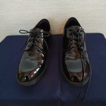 에나멜 블랙 레이스업 슈즈