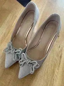 비쥬 장식 리본 베이지 스틸레토 펌프스