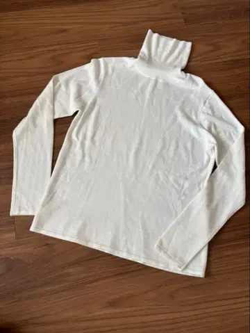 [ 미라 오웬 ] 터틀넥 니트 새상품 화이트 사이즈 1