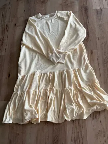 크림색 프릴 롱 원피스