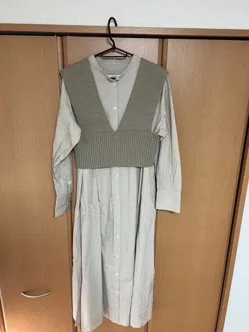 베이지 V넥 리브 베스트