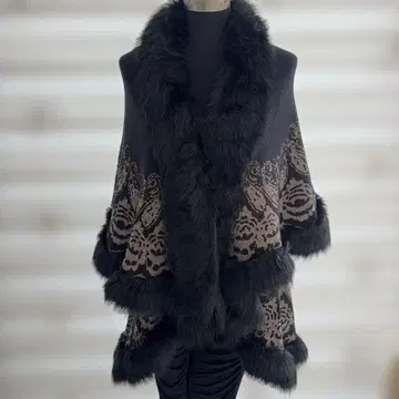 퍼 장식 레이스 무늬 케이프 코트