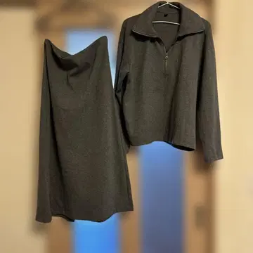 유니클로 그레이 스커트 상의 셋업 하프 지퍼