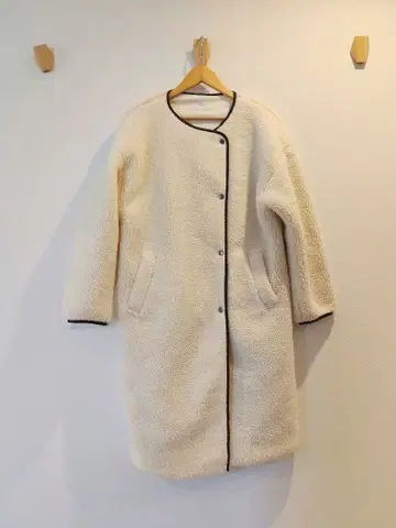 LOWRYS FARM 로리즈팜 보아 롱 코트 아이보리